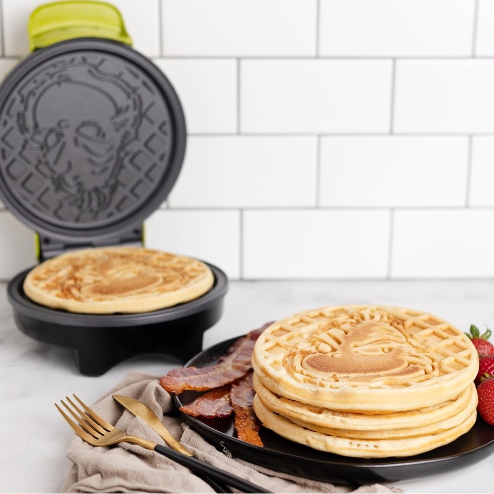 New Grinch waffle maker, Dr Seuss - Picture 3 of 9